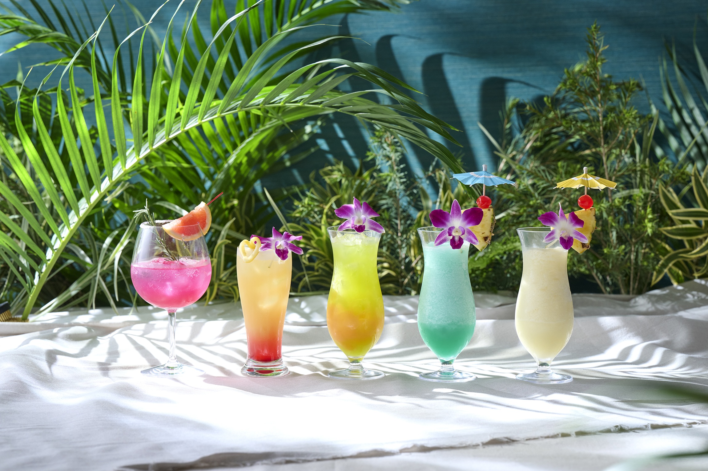 洞窟の中にカウンターとテーブル席があるGROTTO BAR